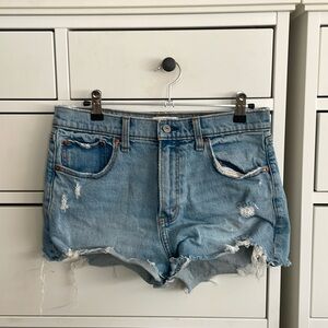 Abercrombie and Fitch “The Mom Short” Mid Rise size 6